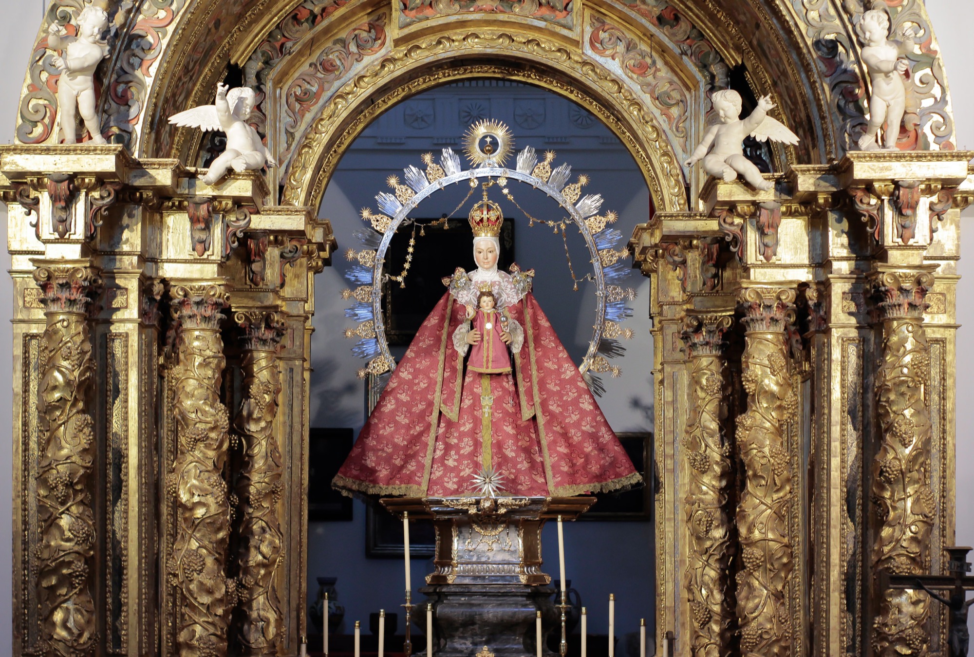 La Virgen de la Estrella vestida para la Cuaresma en su altar.