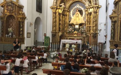 Los niños del colegio Santiago el Mayor realizan la ofrenda floral