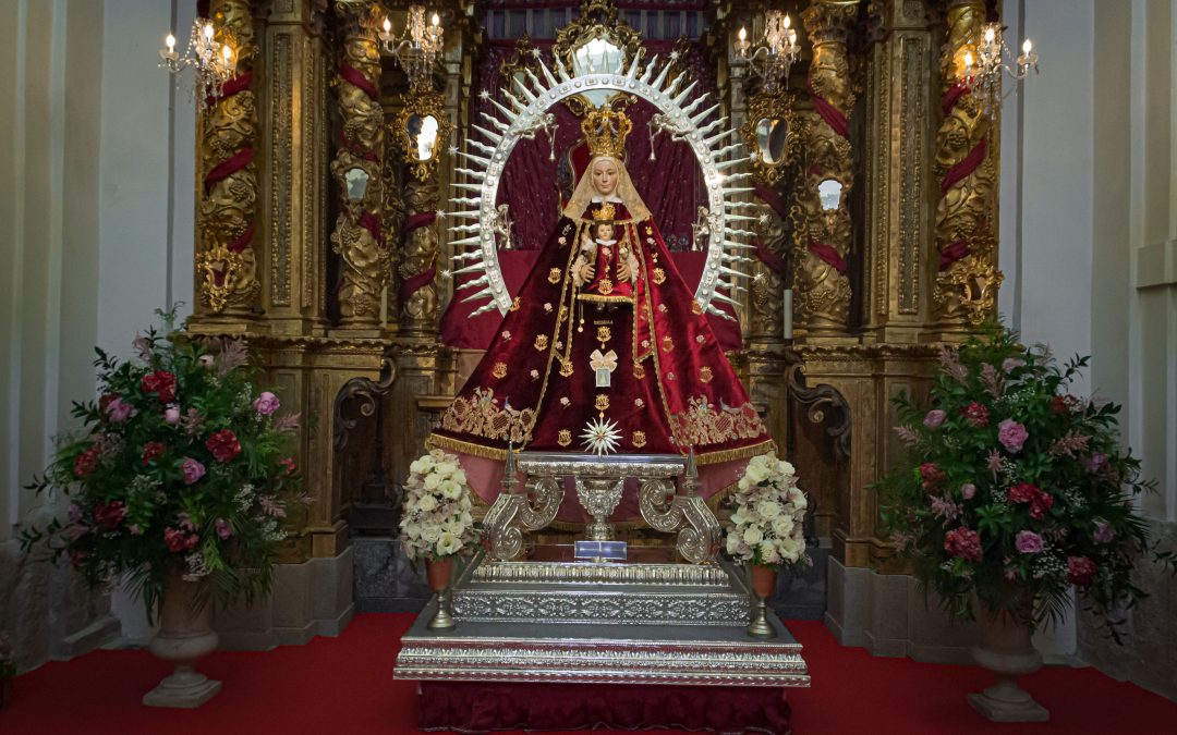 Nuestra Señora sobre las nuevas andas
